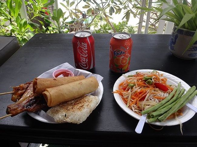 ソムタム、もち米、鶏肉、春巻き、で200B。<br />コンビニで買ったコーラとファンタオレンジと一緒に。<br /> <br />ソムタム、おいしいー。そうめん入りです。<br />生のいんげんは、ちょっとダメ・・・混ざっていればいいけど。<br />おなかいっぱいになりましたー。