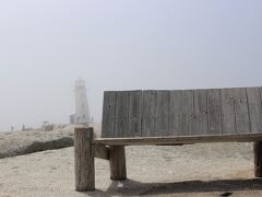 向こうの方で霞んでいる、Peggy's Point Lighthouse♪
でも、まだ霧が出ているので、もうちょっと待とうよ。