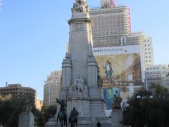 スペイン広場。

ドン・キホーテの作者、セルバンデスの像の足元に、
ロシナンテに乗ったドン・キホーテとサンチョパンサの像があります。