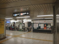 三田駅
三田線のホームは　2階建です。



