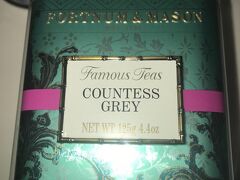 香港まで移動し、IFCモールへ。

FORTNUM MASONで紅茶購入。今回もダージリンの茶葉は品切れだったので、COUNTESS GREYにしました。

JAL Global WALLET(JGW)の外貨チャージ手数料が期間限定で無料になっていたので、ネット銀行の外貨普通預金で香港ドルを買付、JGWに外貨チャージしてあり、紅茶を買うときに初めてJGWを利用しました。

機械にかざすだけ、非接触で支払完了、支払がスマートですごく便利で感激。

基本的にスキミングが怖いので海外ではホテル以外でクレジットカードを使わず現金主義なのですが、これなら海外でも安心して使えます。

2019/5/31を過ぎると外貨チャージ手数料がビックリするほど高いので、5/31までに為替レートを見ながら追加でJGWに外貨チャージしておこうと思っています。