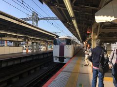横浜駅から上野東京ライン経由の宇都宮行電車に乗車予定で待っていると、
珍しい215系（全車両ダブルデッカー）が。
四半世紀前に混雑緩和の為に作られたんですが、
今はホリデー快速や湘南ライナーに細々と使用される「絶滅危惧種」です。
何度か乗りましたが、普通車・グリーン車ともに圧迫感があります。