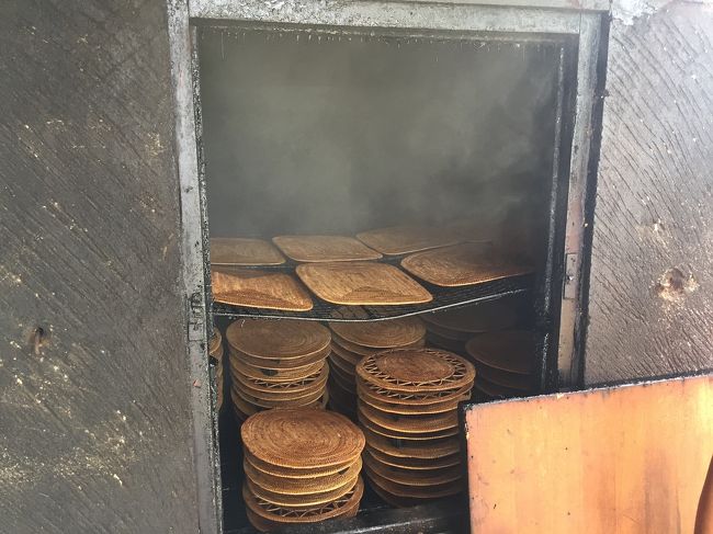 バリ島の暖かい太陽のもとで天日干しした後、ココナッツチップで燻します。