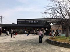 スタートは阪急嵐山線の嵐山駅。8:11に着いて、ここからゆるやかな坂を下ってまずは嵐山公園（中ノ島）へ向かいます。徒歩5分ほどです。今日は20℃まで上がるそうですが、朝はまだひんやりとしていて気持ちよかったです。