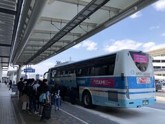 一時間ちょっとで伊丹空港に到着。
空港からリムジンバスに乗り、ユニバーサル方面へ向かいます。
飛行機の到着が遅れてバスまでダッシュ・・・
何とか間に合いましたが、補助席になってしまいました(泣)