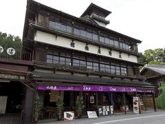 表参道を下りきったところにある大野屋旅館。
昭和10年（1935年）に建てられた木造三階建て、そしてさらにその上に望楼がつくられている迫力ある建物。