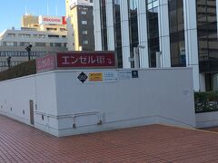 駅の北西側にはオフィスビルが建ち並び、駅とビルはデッキで接続しています。
