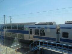 上り電車とすれ違い。今乗車しているのと同じ２階建てグリーン車が写真におさまりました。

