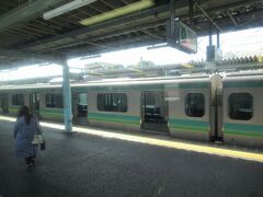 取手駅。
お隣のホームには始発の快速電車が出発を待っていました。