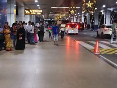 1/1●コロンボ着
コロンボ・バンダーラナーヤカ国際空港到着です。入国手続きは１時間半程度で終了しました。ここで連れと合流しました。チャーターした車で市内のホテルに向かいました。