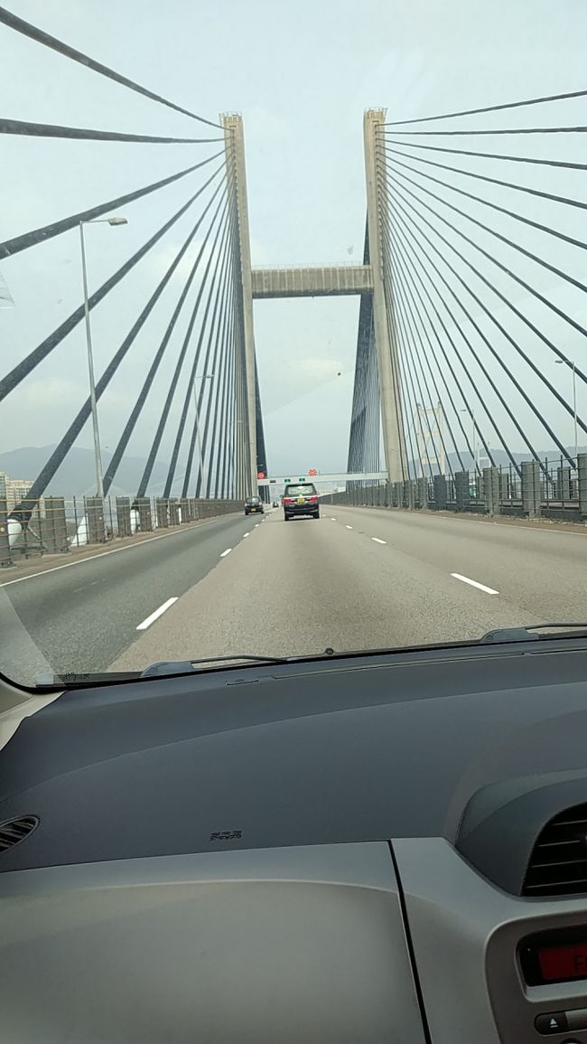 香港の空港でタクシーで行くか？Uber？か迷った<br />タクシーはクレジットカード決済が出来ないのも有ると聞いていたので結局Uberに<br />Uberはカーパーク１か４と聞いていたので、近い１に向かい、到着後手配<br />し10分後に到着<br />今回のsim:Three中国・香港プリペイドを使用(￥1270）訪問した全ての都市で使えた