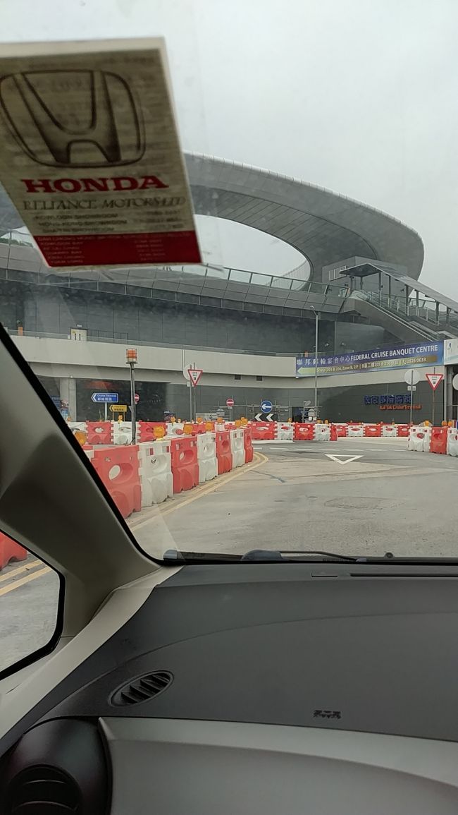 ここが入り口<br />ここから船の乗船口までが結構長い<br />空港から40分ほど<br />料金は260香港ドル　事前に調べたタクシー料金は350ドル位だったので割安<br />且、スルーだけの香港だったので、香港ドルに両替せずに済んだ