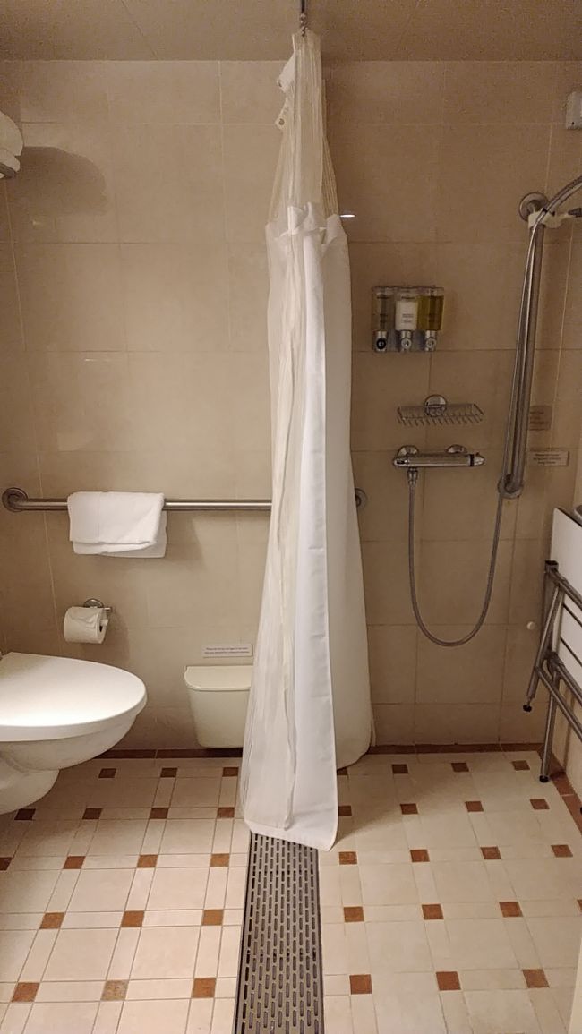 ウエステルダムに乗船<br />車いす用部屋のトイレ・シャワー