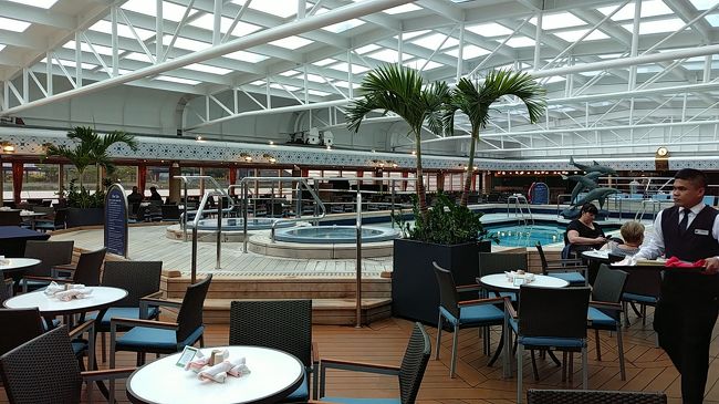 船内の屋内プール