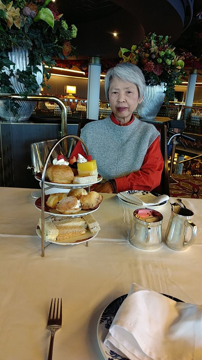 一日航海日午後のティータイム