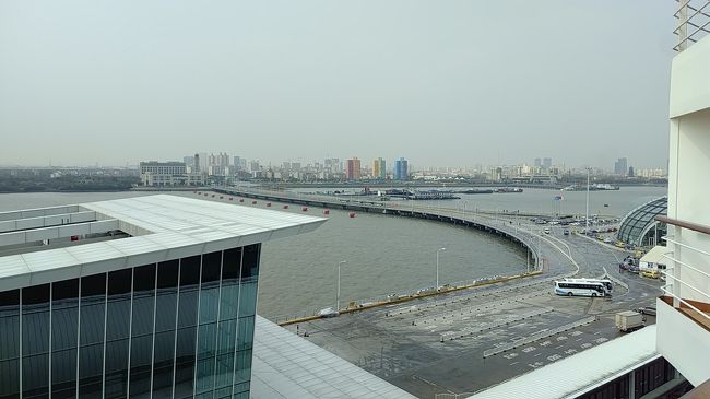 上海の港に到着<br />船が少し大きいので、郊外の大型船用の上海宝山国際クルーズターミナル<br />空港から1時間半近くかかるらしく、市街地にはシャトルバスで1時間ほどの距離<br />前にも来ており特に行きたい所も無いので船内で過ごす