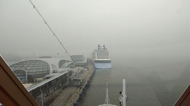 前にはクワンタム・オブ・ザシー<br />上海を拠点にしているけど大丈夫？<br />ノルウェージャンの同様の船が中国撤退を発表したばかり<br /><br />