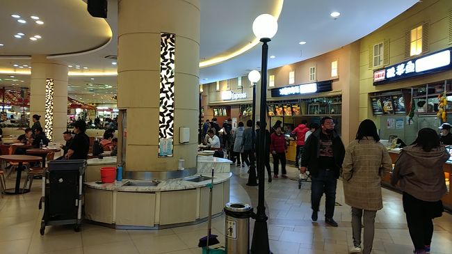 2階にはフードコートが<br />ここイオンにも両替所が無く、食べたいと思った店でクレジットカード、日本円、米ドルを見せて使えるか確認するも何処も使えず。沈没<br />全ての店でスマホ決済をやっていたけれど、中国に口座の無い私は当然使えず