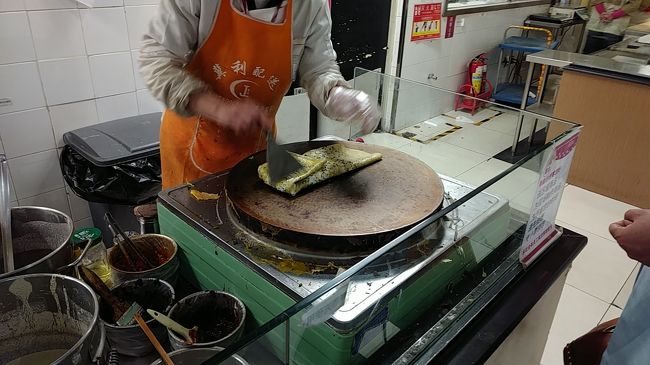 仕方が無いのでイオン直営食品売り場で実演をしていたので確認すると日本のクレジット使えるとの事で、お好み焼きの様な薄焼きを購入