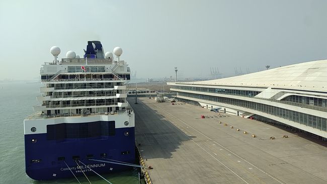 天津港　前方にセレブリティ・ミレニアムが停泊<br />この船も日本へ来て、夏のアラスカクルーズ営業の為横浜からバンクーバーに<br /><br />スモッグで遠くのクレーンが霞んで見えない<br />この後長崎・鹿児島に向け出港
