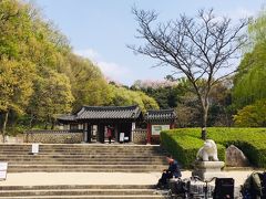 「コリア庭園」。

1990年、神奈川県と韓国・京畿道との友好提携を記念して作られた庭園で、広さは面積約5,000平方メートル、李朝期（1393年～1910年）の地方貴族の山荘庭園をイメージした庭園です。
なかなか綺麗な庭園なのですが、今日は桜中心ですので、立ち寄らず園内を進みます。
