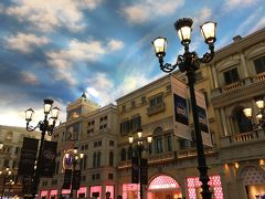 ８月２６日（日）３３度　曇り

ヴェネチアンモール３階、セントマークス広場の
「英記餅家」へお土産を買いに。