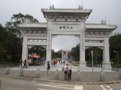 門をくぐって大仏のある宝蓮寺を目指します。
