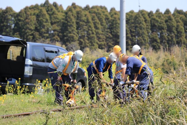 線路の保線作業中の方々。彼ら無しでは鉄道は走らない！<br />毎日お疲れ様です。