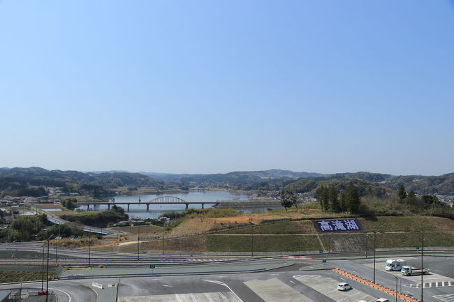 友人をお迎えに伺い浮島ICからアクアラインに乗り木更津から圏央道をひた走る。<br />市原鶴舞IC手前の高竜湖PAで小休止♪ PAの高台から高竜湖なる湖を見渡せます！天気も良く青空に恵まれて、この先の目的地も綺麗な景色が見れそうで、期待大ですな（笑）<br />