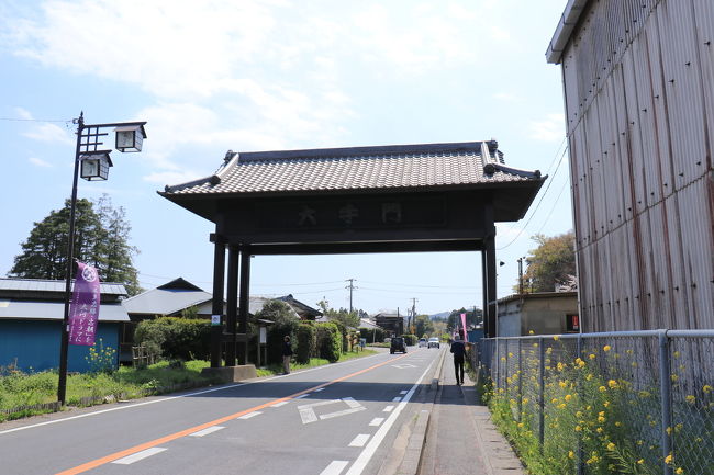 駅近くには大きな鳥居？門？がありました♪大手門って書いてある。