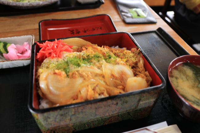 20分くらい散歩してとんかつ亭有屋さんに戻ると、グッドタイミングで名前を呼ばれてすぐ席に座れました♪ ここで今日全ての運を使ってしまった気がしました（笑）<br /><br />メニューはとんかつ以外にも明太子が入った博多どんたく…いや博多とんかつや、友人が食したチーズどんた…いや、とんかつなど色々ありましたが、私はカロリー高めのカツ重を頂きました！衣がカリッとして美味しく頂きました♪豚さんに感謝！！そしてピンぼけ（笑）