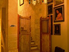 Valletta Lucente 

エレベーターまであるとは驚きの築400年の館だ。
私がリクエストしたお部屋は4階。エレベーターを降りるとこんな可愛い空間が♪