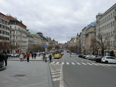 ヴァーツラフ広場

この通りに、そのプラハの春の際に、ソ連の武力侵攻に抗議の焼身自殺した若者２人の記念碑がある。青年の名前は大学生ヤン・パラフ(Jan Palach)とヤン・ザイーツ(Jan Zajíc)の二人。
ところで、彼らの名前同様、チェコにはファーストネームにヤンが多い。中世の宗教改革者ヤン・フスや、フス戦争の隻眼の英雄、ヤン・ジシュカに影響されているのかな。