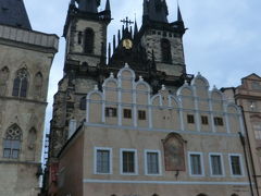 旧市街広場につきました。

ティーンの前の聖母教会
Chrám Matky Boží před Týnem
２本の塔がひときわ目に引く教会。ゴシック様式。その全身は1135年に建てられた外国の商人たちの為の宿泊施設に付属する教会だったという。今の姿は1365年に改築されたもの。ティーンは税関を表し、裏側に税関があったのでその名がついたらしい。教会の前の建物は、ティーン学校でゴシック様式のアーケードとルネッサンス様式の美しい飾り屋根をもつ。この教会は15世紀前半にはフス派の本拠地として機能していた。（歩き方から)


