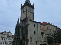 旧市庁舎
Staroměstská radnice

右側が空き地になっているが、本来はここまで建物があったらしい。第二次世界大戦でナチス・ドイツにより破壊された。その記憶を忘れないようにと空き地のままになっているらしい。（歩き方から）
