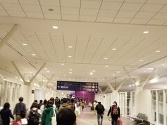 クアラルンプール空港は国内線まで長ーい歩き。本当に長い。