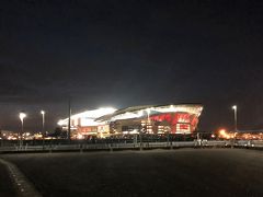 夜の埼玉スタジアムが暗闇に浮き上がる。