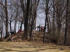 岩茸石山（標高793ｍ）
頂上には大勢来ていました。