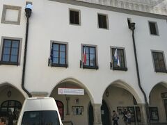 市庁舎の隣の国旗の下に
観光案内所があります。