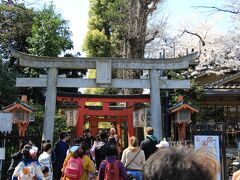 花園稲荷神社の鳥居の前にも大勢の観光客