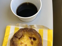 気を取り直してデザートにコーヒーとエッグタルト。