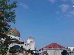 9:40
マラッカ・ストレイツ・モスクに到着。


▼マラッカ海峡モスク/マラッカ・ストレイツ・モスク(Melaka Straits Mosque)
現地名：Masjid Selat Melaka
別名“水上モスク”。
