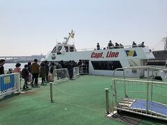 ホテルから徒歩5分ぐらいのところに、ユニバーサルポートという港があります。
キャプテンラインという高速船に乗って移動します。
