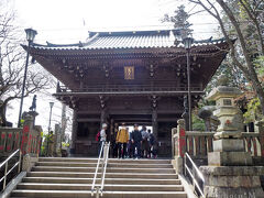 薬王院の門。

こちらの前にあった店、高尾山門前もみじやさんが跡形もなく…( ；∀；) 学生時代、年末年始に短期アルバイトさせていただいたことのある思い出の店だったので寂しいですね。大量のトロロ芋と格闘したなぁ…かゆかったなぁ…と、そんなことを思い出します（笑）調べてみたところ2017年に閉店しているようですが、理由はわかりませんでした。