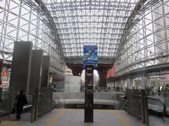 富山から電車で金沢駅について東口へ。

金沢駅東口にあるもてなしドーム。
奥の方に見えるのが鼓門。
アメリカのTravel & Leisureから世界で最も美しい駅１４選の一つとして、日本で唯一選ばれたそうです。