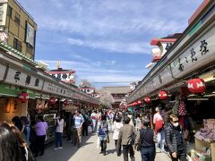 仲見世通りです。
途中から激混みになります。

仲見世通り
http://www.asakusa-nakamise.jp/