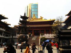 そびえたつ高層ビルの狭間にある静安寺です