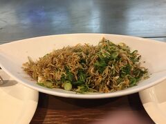 ホテルにチェックイン後、晩御飯に出かけます。
お目当てはホテルに一番近い「みっちゃん」

まずはビールのつまみ
