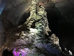 万丈窟
溶岩が通り抜けて出来た洞窟
足元に注意して1キロほど歩くと、溶岩が固まって出来た7メートルを超える溶岩石柱が見られます