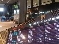バスは「海ほたる」を通って、20:20に成田空港第1ターミナルに到着。

チェックインは済んでいるので荷物を預けるだけ…
保安検査場もガラガラだった。
